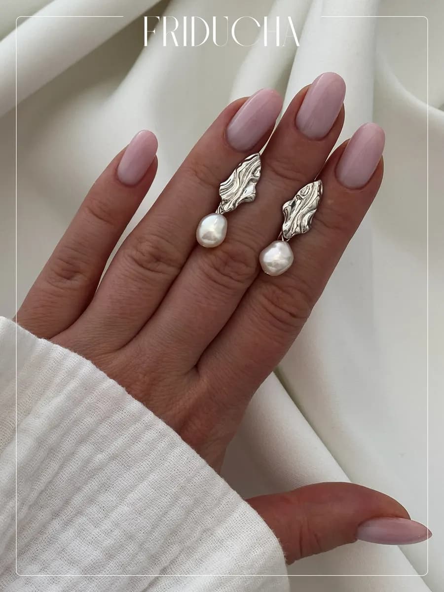 Серьги с жемчугом, мятая фактура, серебристые